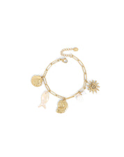 Bracelet maille doré Nelly pendentifs coquillages, soleil et poisson - Bijou sur fond blanc