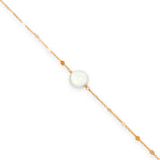 Bracelet doré Noeli chaîne fine ornée de pastilles plates et nacre ronde - Bijou sur fond blanc