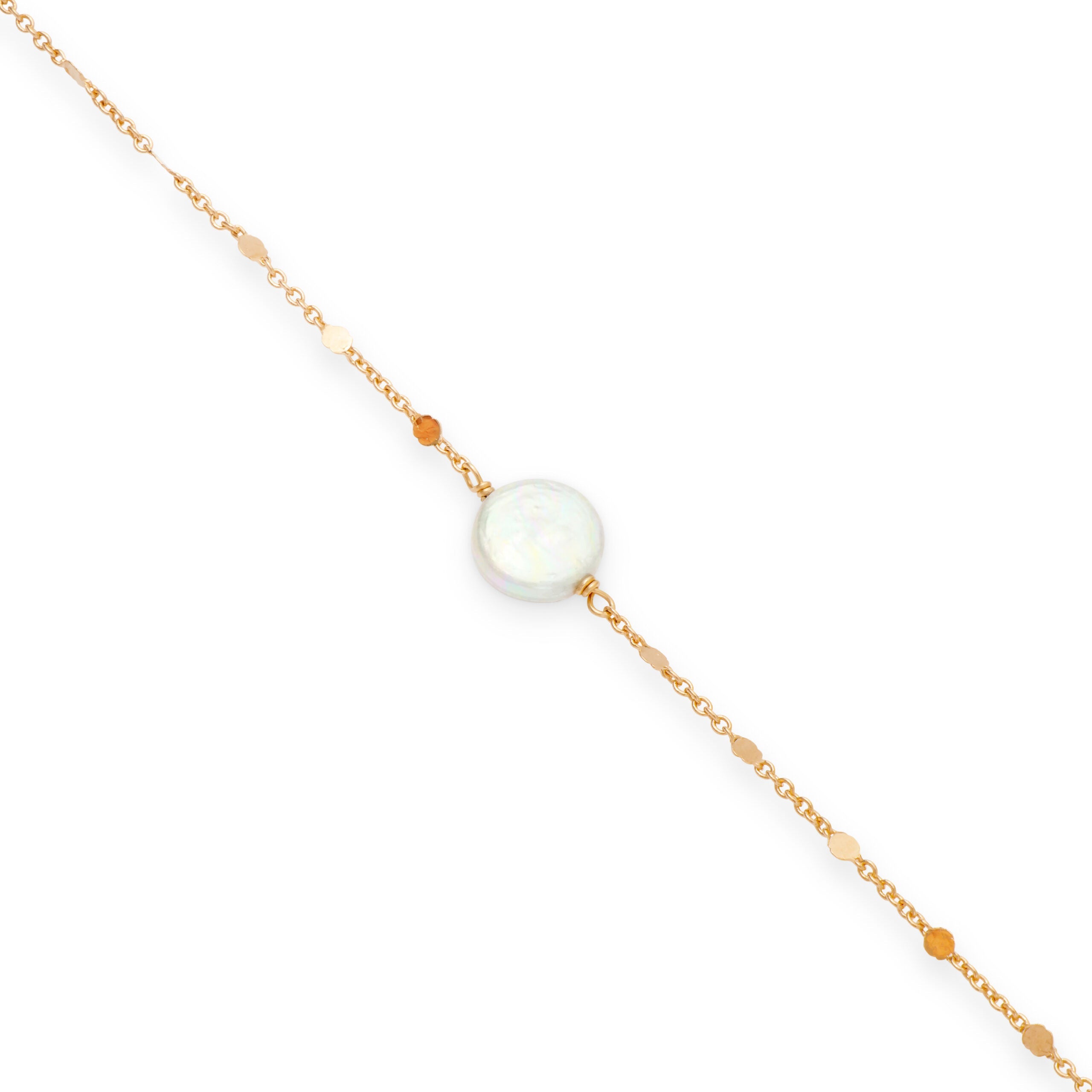 Bracelet doré Noeli chaîne fine ornée de pastilles plates et nacre ronde - Bijou sur fond blanc