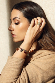 Bracelet maille doré Octave avec pendentifs soleil, rose, cœur et bouche - Bijou porté
