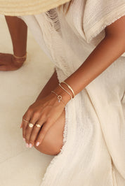 Bracelet personnalisable doré zircons charms et initiales Oka - Bijou porté