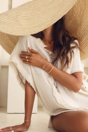 Bracelet personnalisable doré zircons charms et initiales Oka - Bijou porté