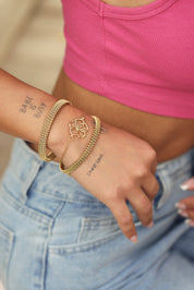Bracelet doré Oria double chaîne fine orné d'une fleur - Bijou porté