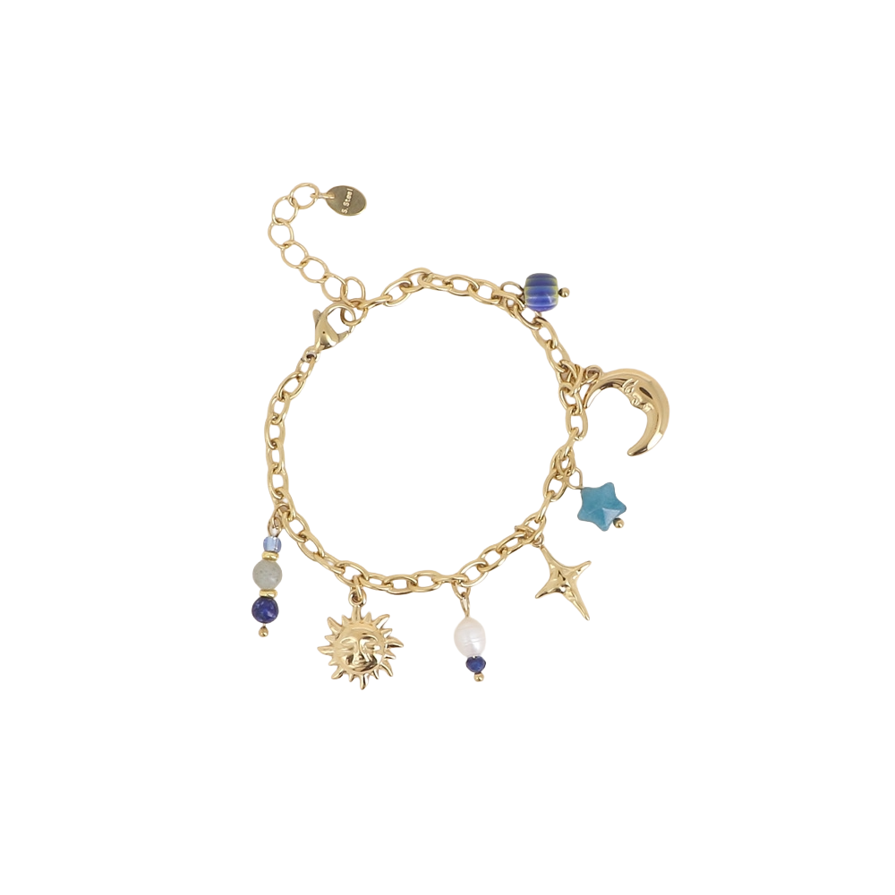 Bracelet doré Orlina orné d’une étoile en apatite, d’une lune, d'un soleil, d’une étoile polaire et de pendentifs en pierres naturelles et en émail - Bijou sur fond blanc