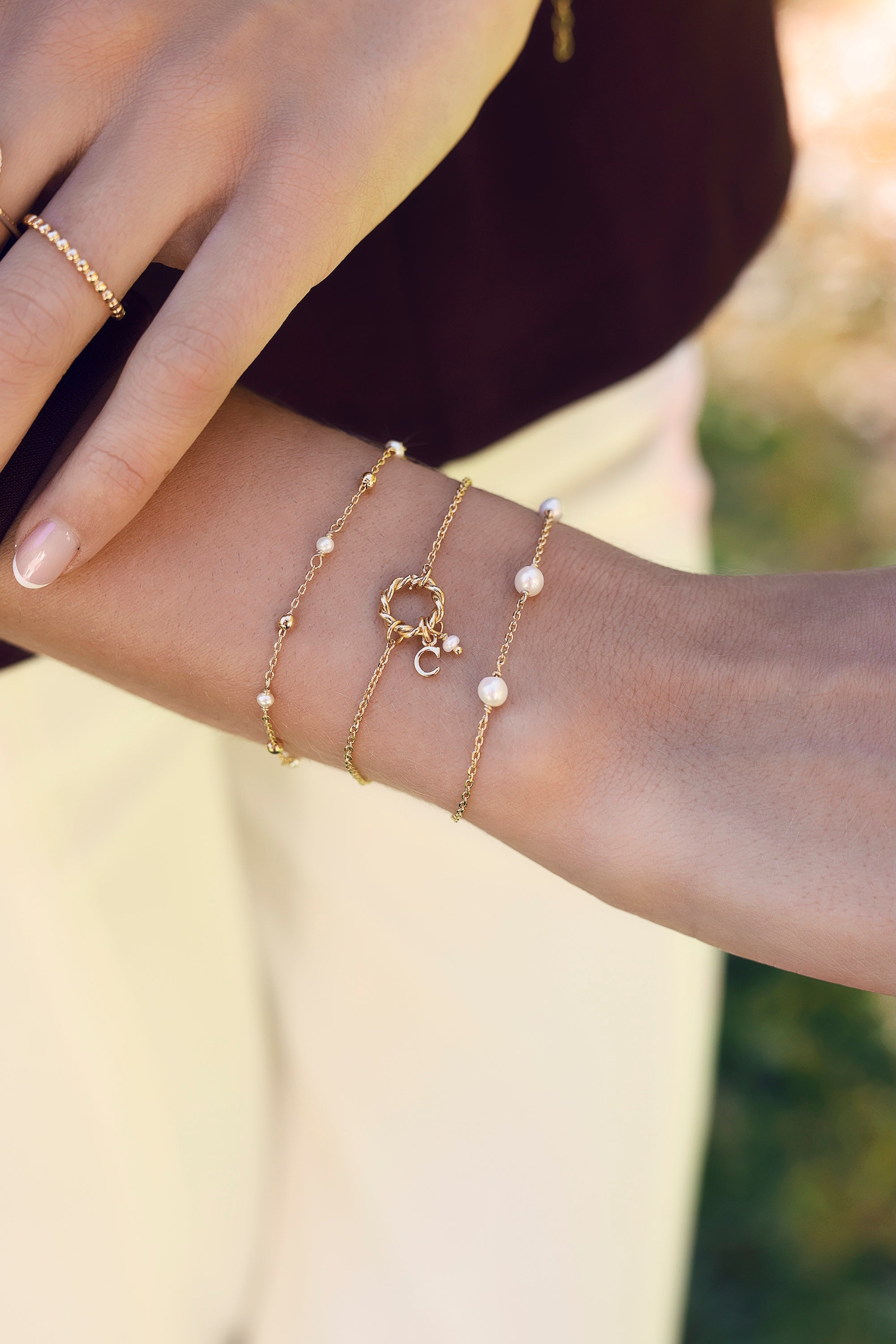 Bracelet doré chaîne perlée et nacre - Bijou porté 