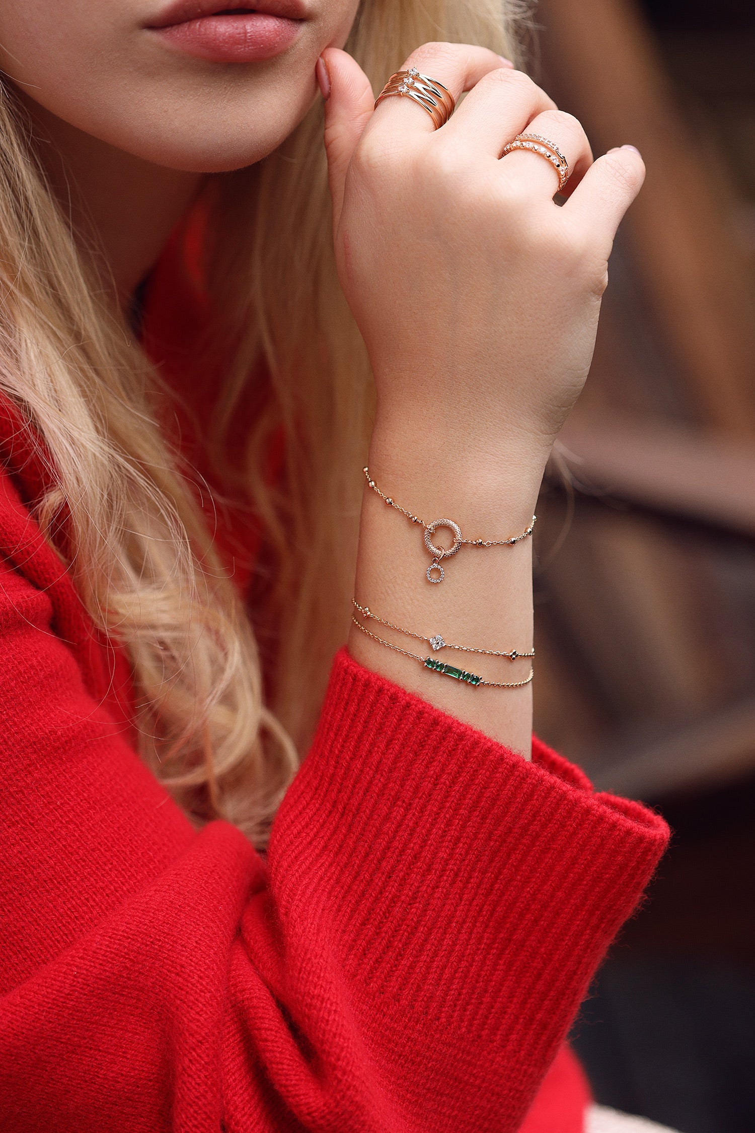 Bracelet personnalisable doré zircons charms et initiales Oka - Bijou porté