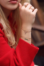 Bracelet personnalisable doré zircons charms et initiales Oka - Bijou porté