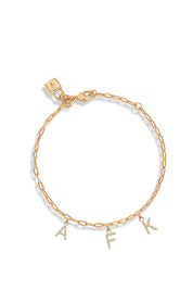 Bracelet personnalisable doré initiales et charms Castille - Bijou sur fond blanc