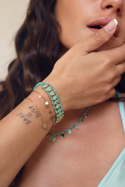 Bracelet doré Priam chaîne fine orné d'un coquillage - Bijou porté
