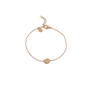 Bracelet doré Saona chaîne fine orné d'un coquillage spiralé - Bijou sur fond blanc