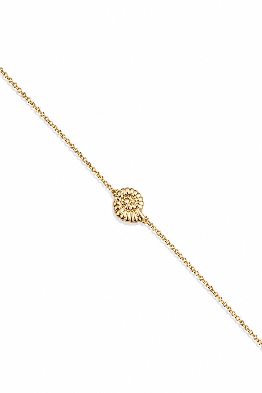 Bracelet doré Saona chaîne fine orné d'un coquillage spiralé - Bijou sur fond blanc