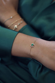 Bracelet doré Sarah zircon vert carré encadré de motifs fins ornés de zircons blanc - Bijou porté