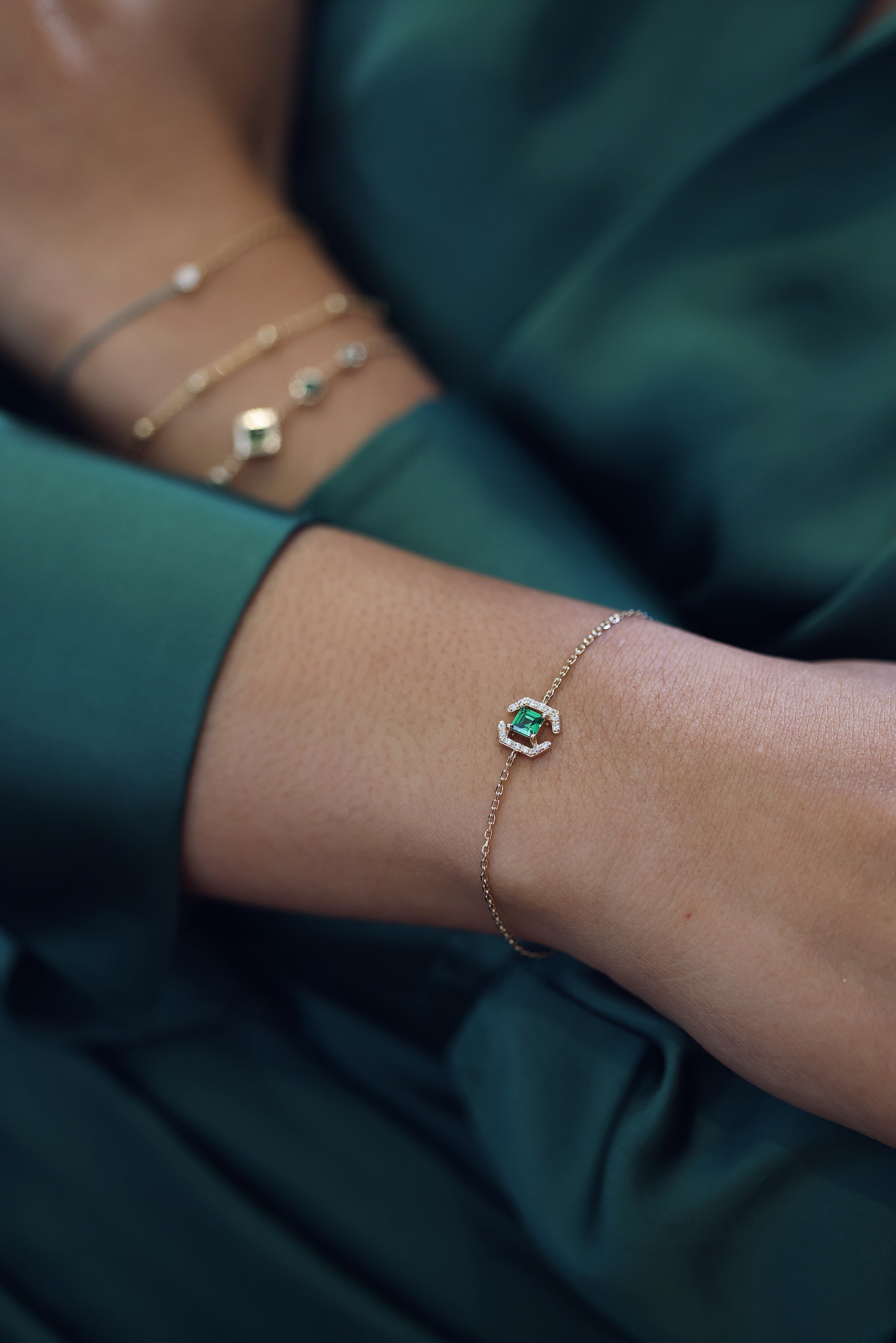 Bracelet doré Sarah zircon vert carré encadré de motifs fins ornés de zircons blanc - Bijou porté