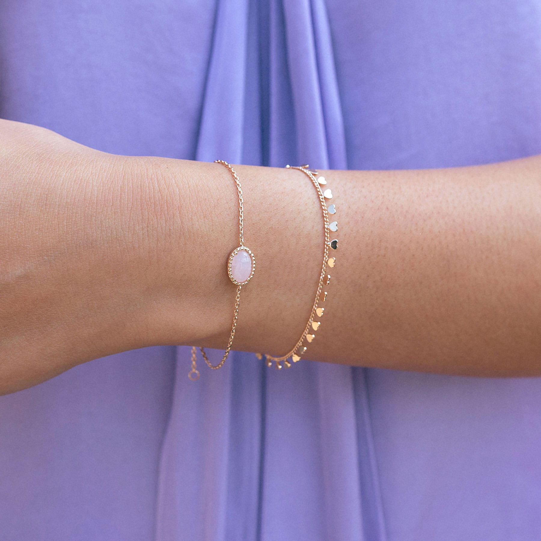 Bracelet doré Sélène quartz rose orné d'une pierre en quartz rose ovale - Bijou porté