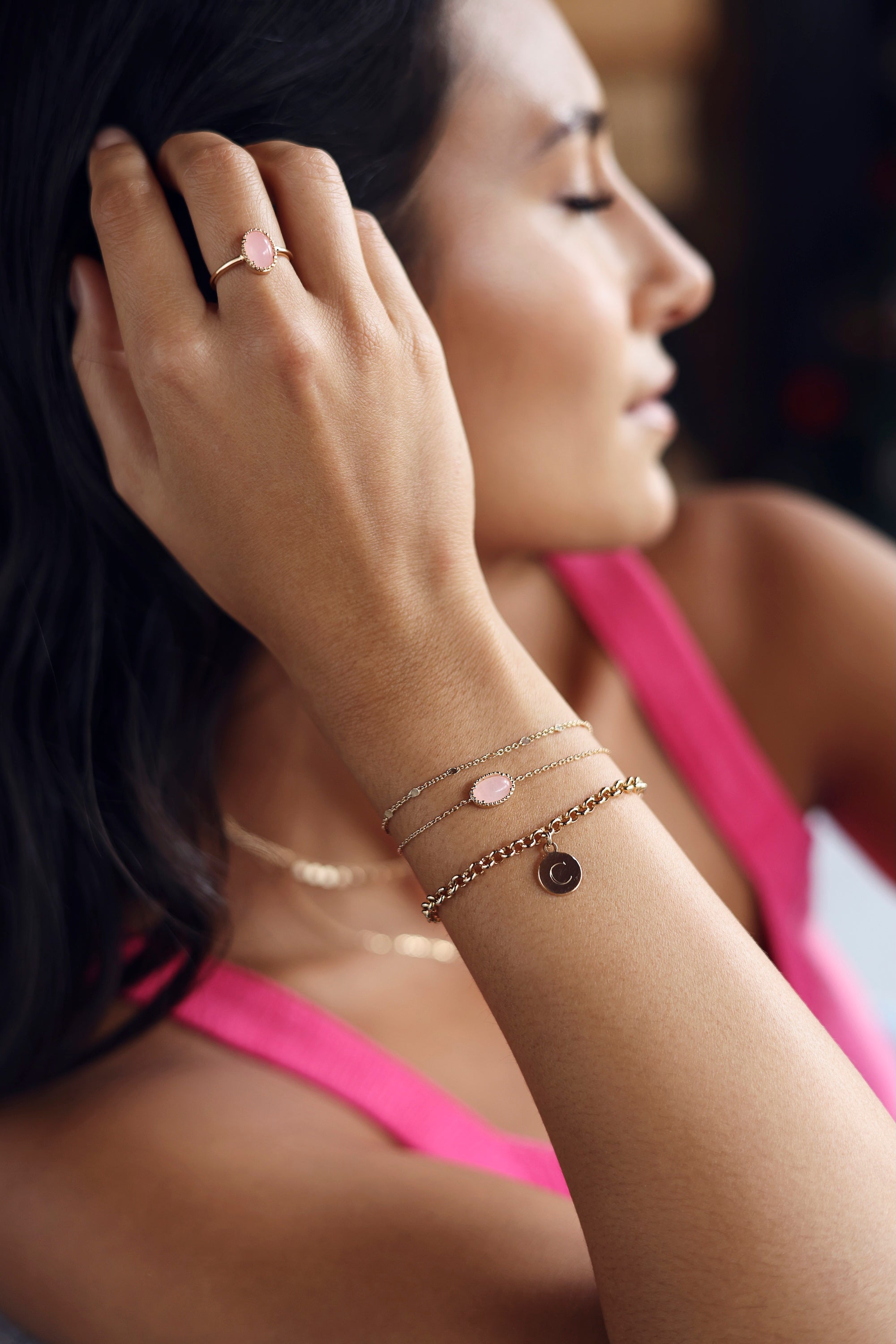 Bracelet doré Sélène quartz rose orné d'une pierre en quartz rose ovale - Bijou porté
