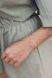 Bracelet doré Thalia rond chaîne fine orné de petites pastilles rondes - Bijou porté