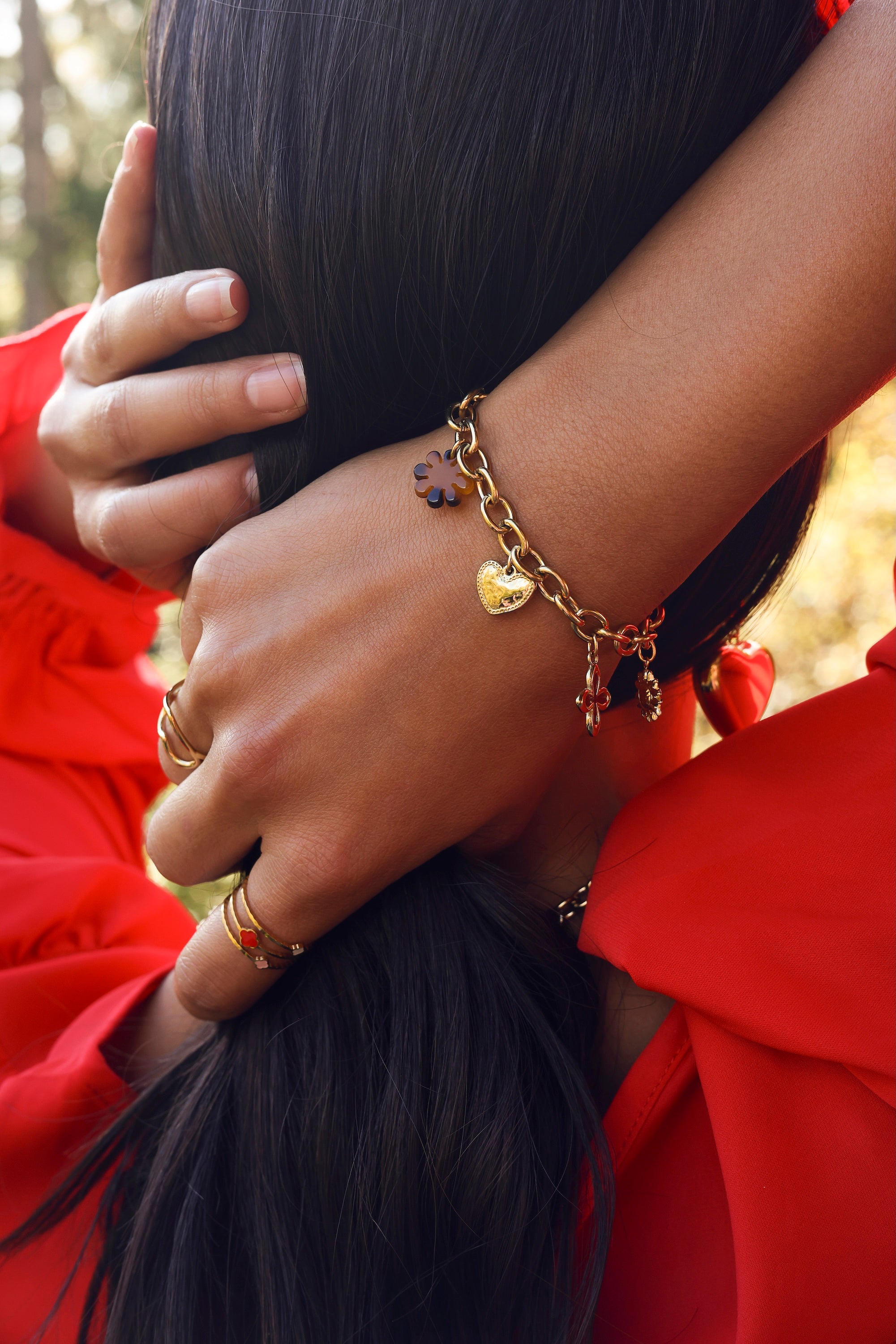 Bracelet doré Tommy maille avec pendentifs cœurs, soleil, trèfle et fleur - Bijou porté