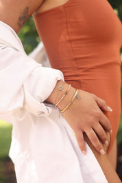 Bracelet doré Zayan chaîne fine orné d'un soleil ajouré serti de zircons - Bijou porté