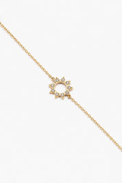 Bracelet doré Zayan chaîne fine orné d'un soleil ajouré serti de zircons - Bijou sur fond blanc