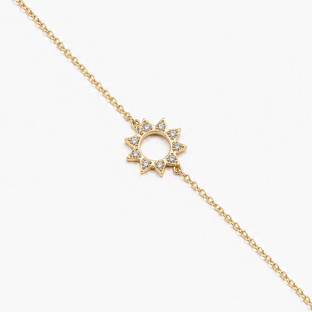 Bracelet doré Zayan chaîne fine orné d'un soleil ajouré serti de zircons - Bijou sur fond blanc