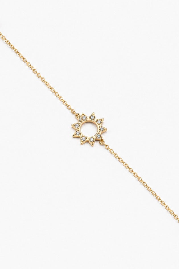 Bracelet doré Zayan chaîne fine orné d'un soleil ajouré serti de zircons - Bijou sur fond blanc
