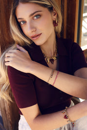 Bracelet double doré Amber composé d'une chaîne perlée et d'une chaîne ornée de pampilles ovales - Bijou porté