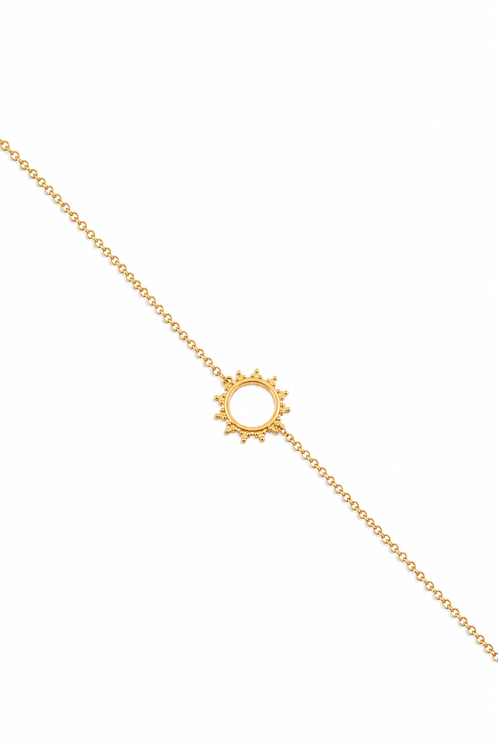 Bracelet doré Haneya chaîne fine orné d'un soleil ajouré - Bijou sur fond blanc