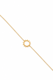 Bracelet doré Haneya chaîne fine orné d'un soleil ajouré - Bijou sur fond blanc