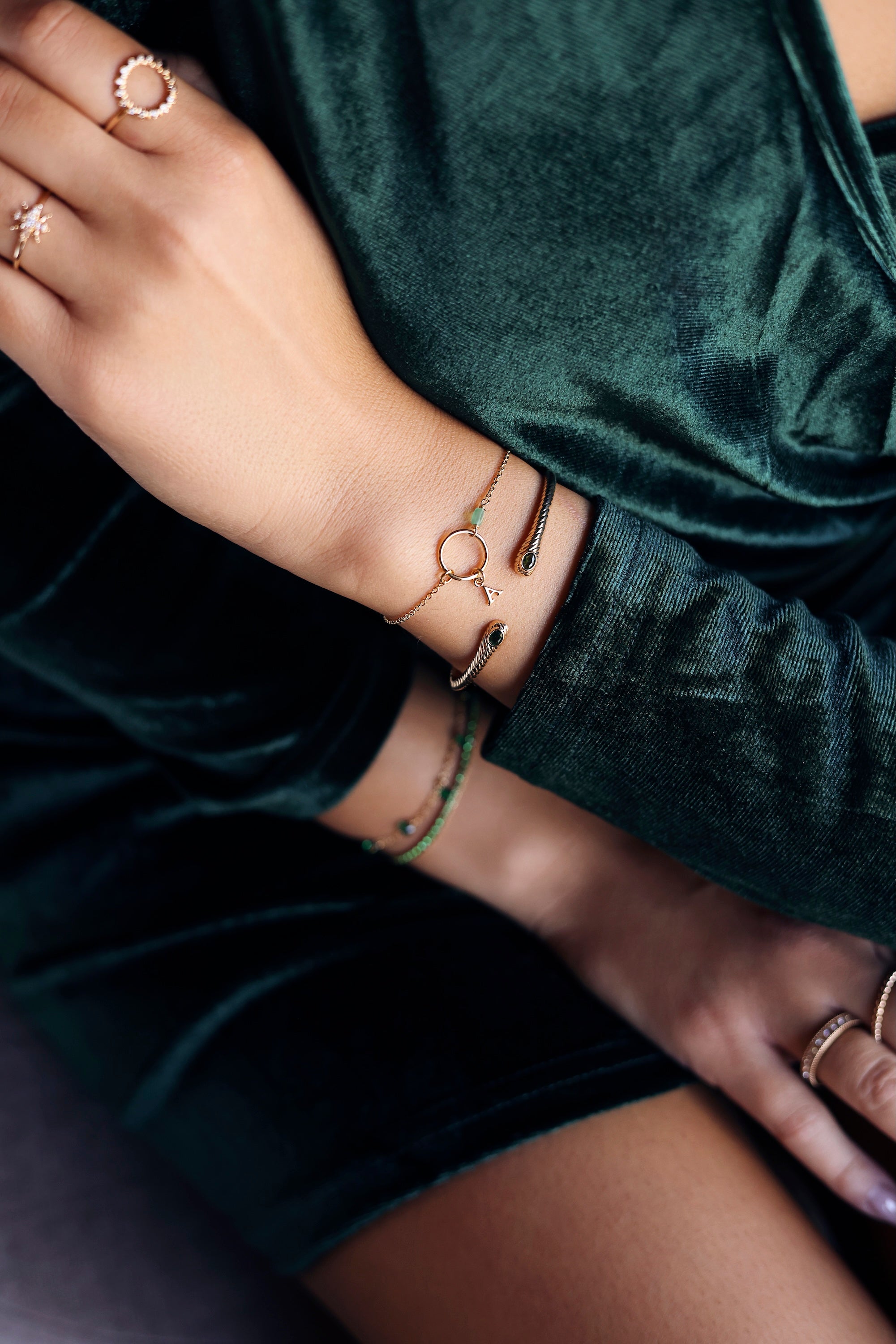 Jonc doré Ambre torsadé orné de zircons verts - Bijou porté