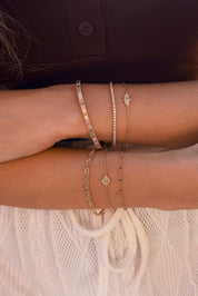 Bracelet jonc doré Keliani orné de zircons colorés pastels - Bijou porté