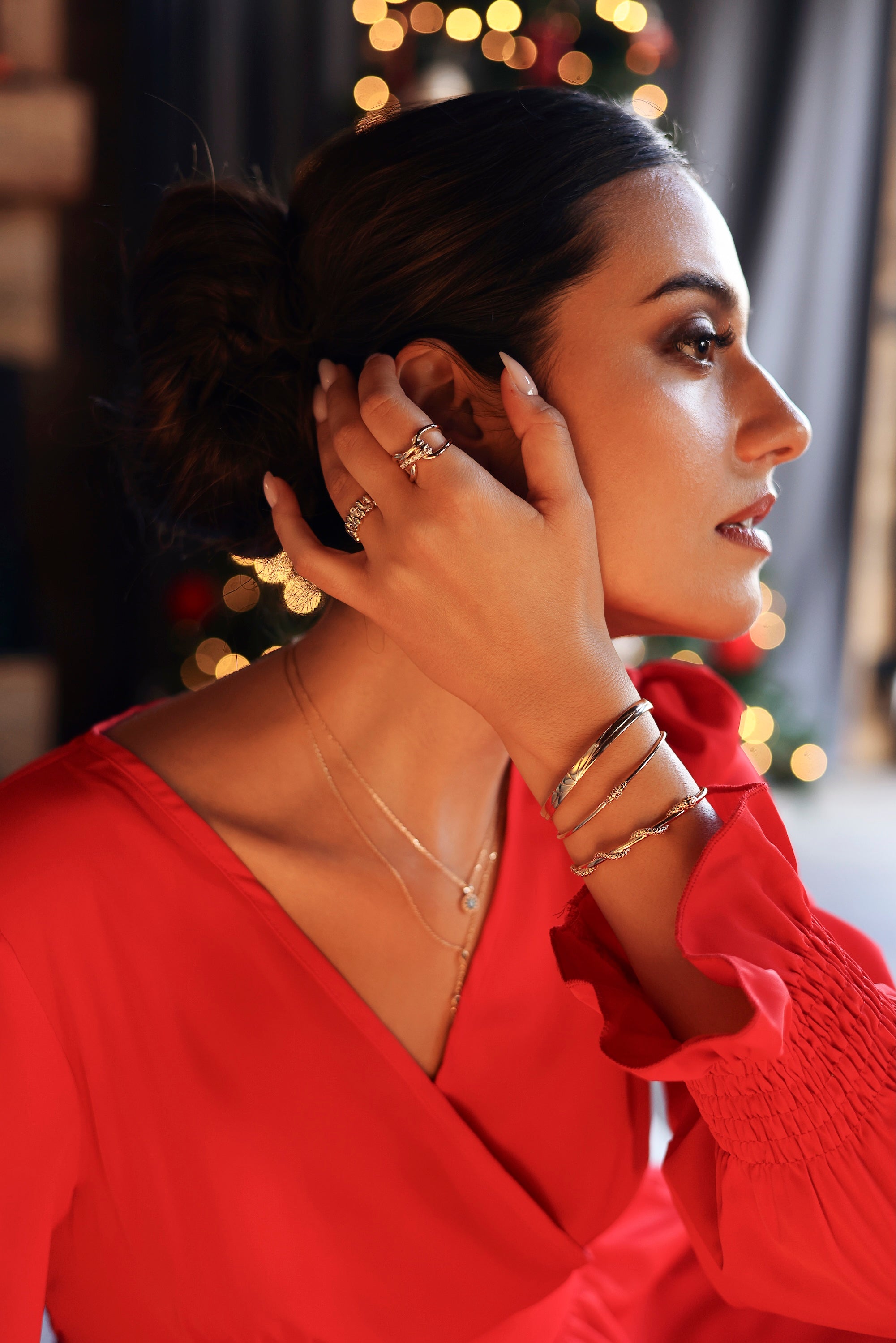 Bracelet doré jonc Nila avec serpent enroulé - Bijou porté