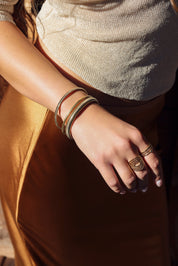 Jonc doré strié Clarisse 10mm - Bijou porté