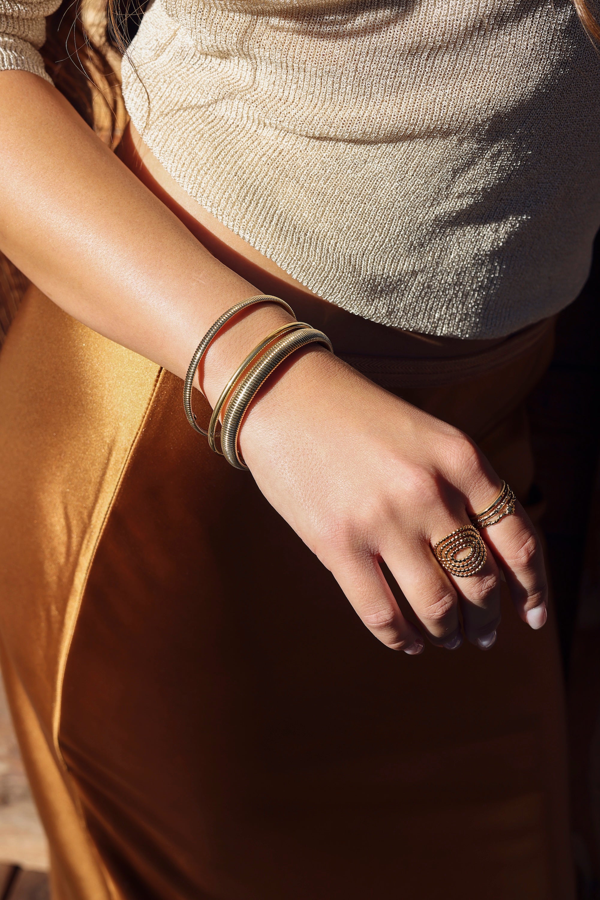 Jonc doré strié Clarisse 10mm - Bijou porté