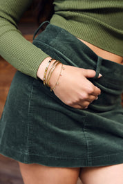 Jonc doré Kalea orné d'étoiles et de zircons - Bijou porté