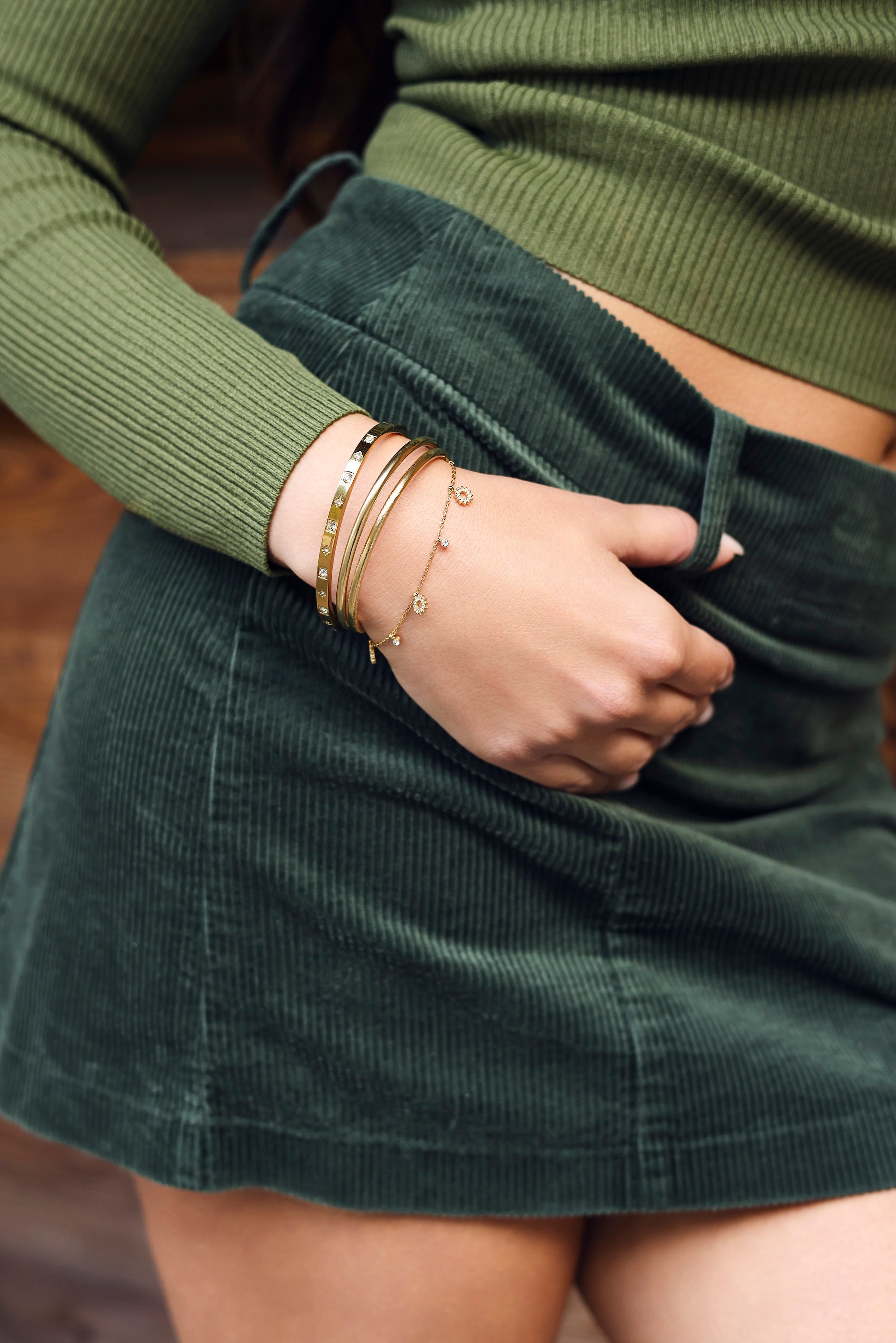 Jonc doré Kalea orné d'étoiles et de zircons - Bijou porté