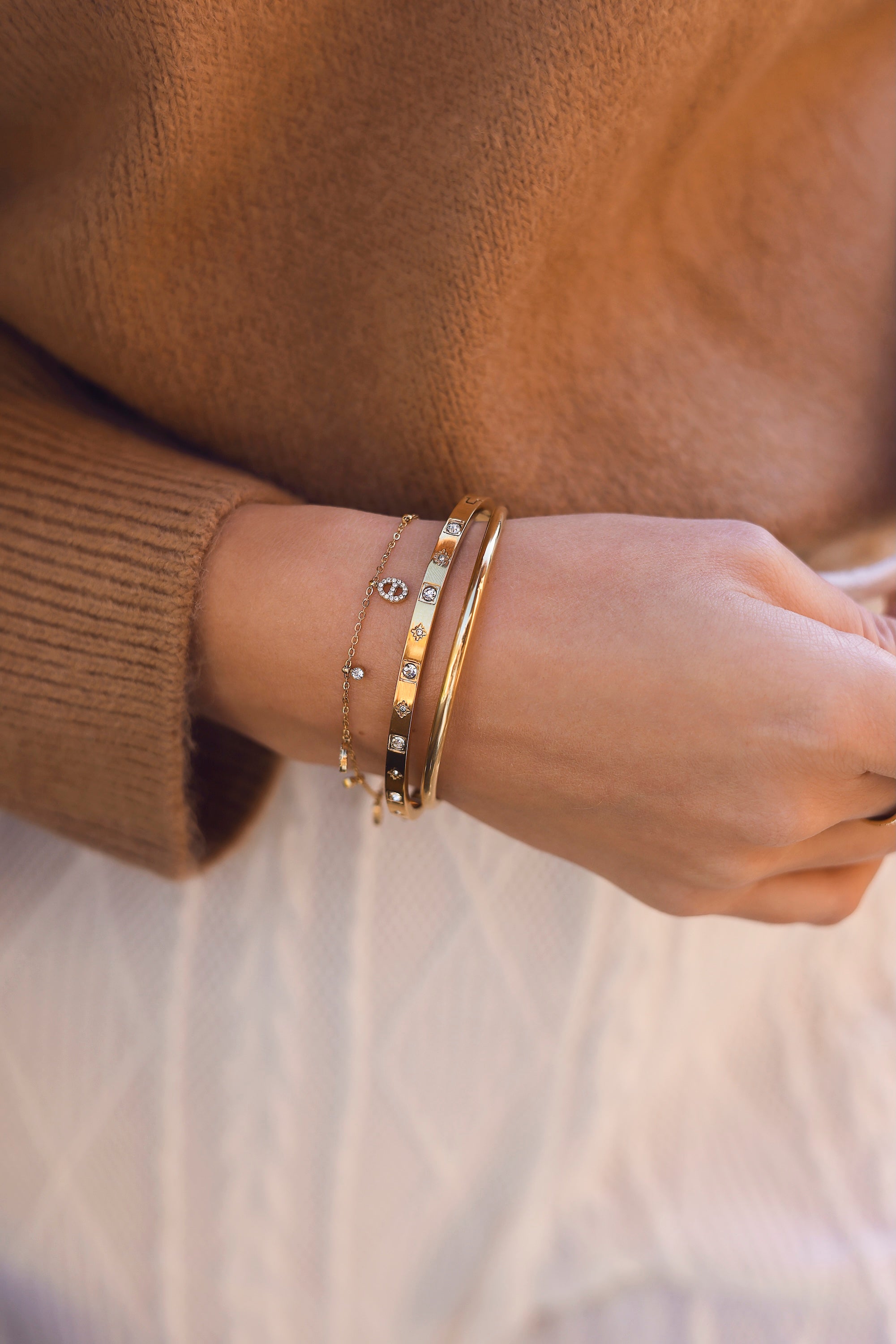 Jonc doré Kalea orné d'étoiles et de zircons - Bijou porté