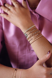 Bracelet jonc doré Mina serti de zircons - Bijou porté