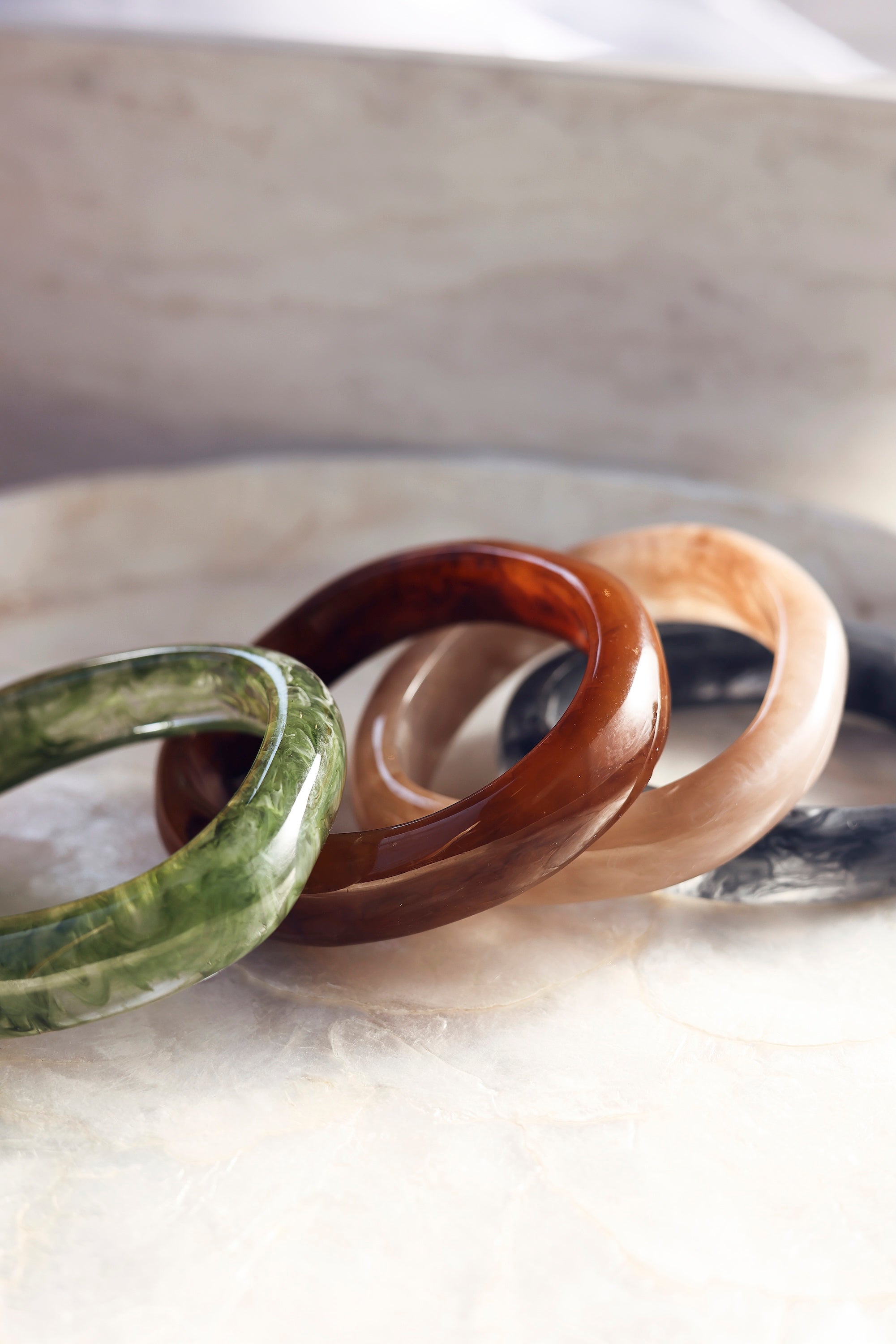 Bracelet jonc Lima brun acetate - Bijou photographié sur de la nacre