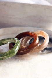 Bracelet jonc Lima rose acetate - Bijou photographié sur de la nacre