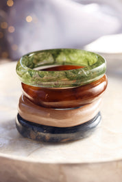 Bracelet jonc Lima vert acetate - Bijou photographié sur de la nacre