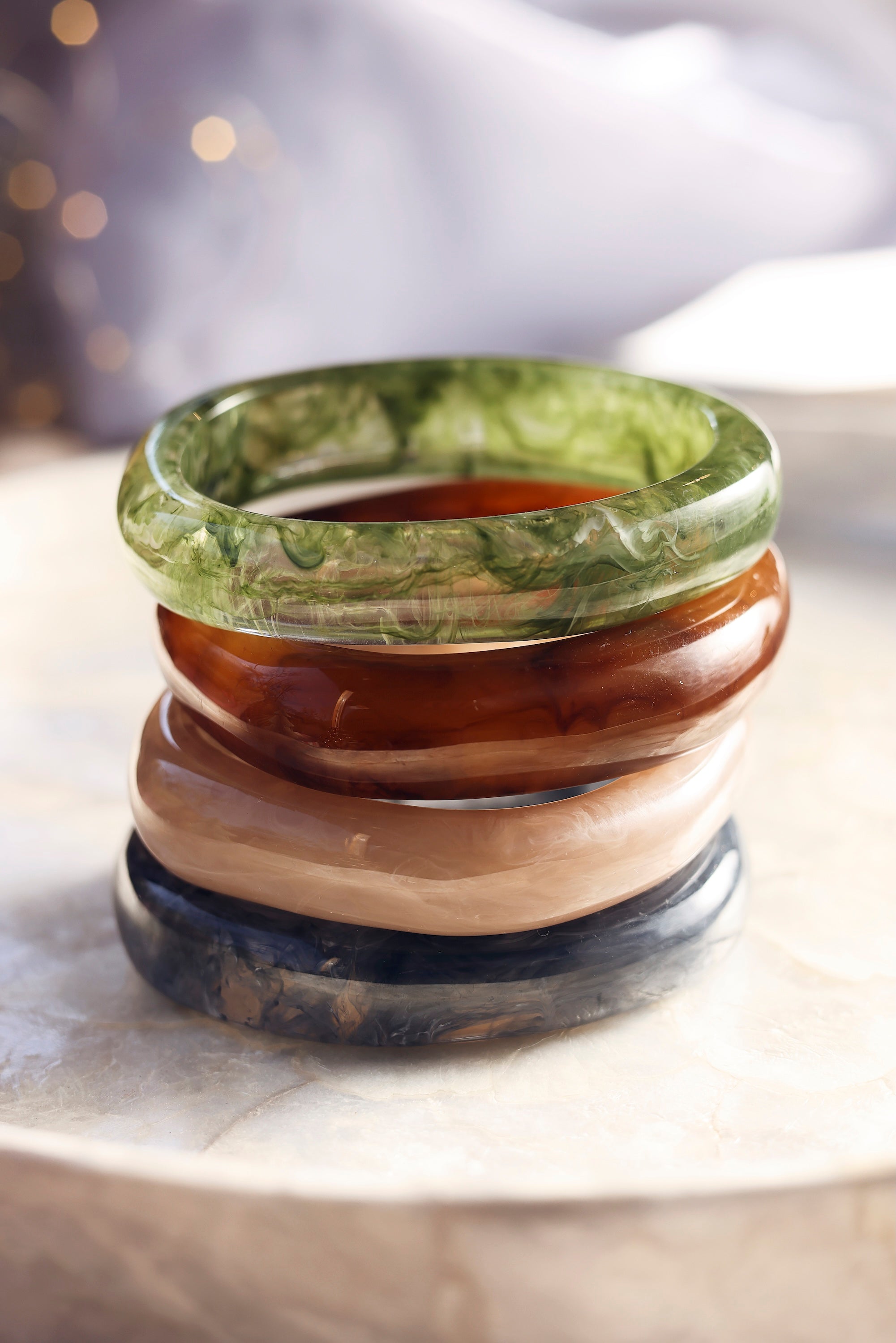 Bracelet jonc Lima vert acetate - Bijou photographié sur de la nacre