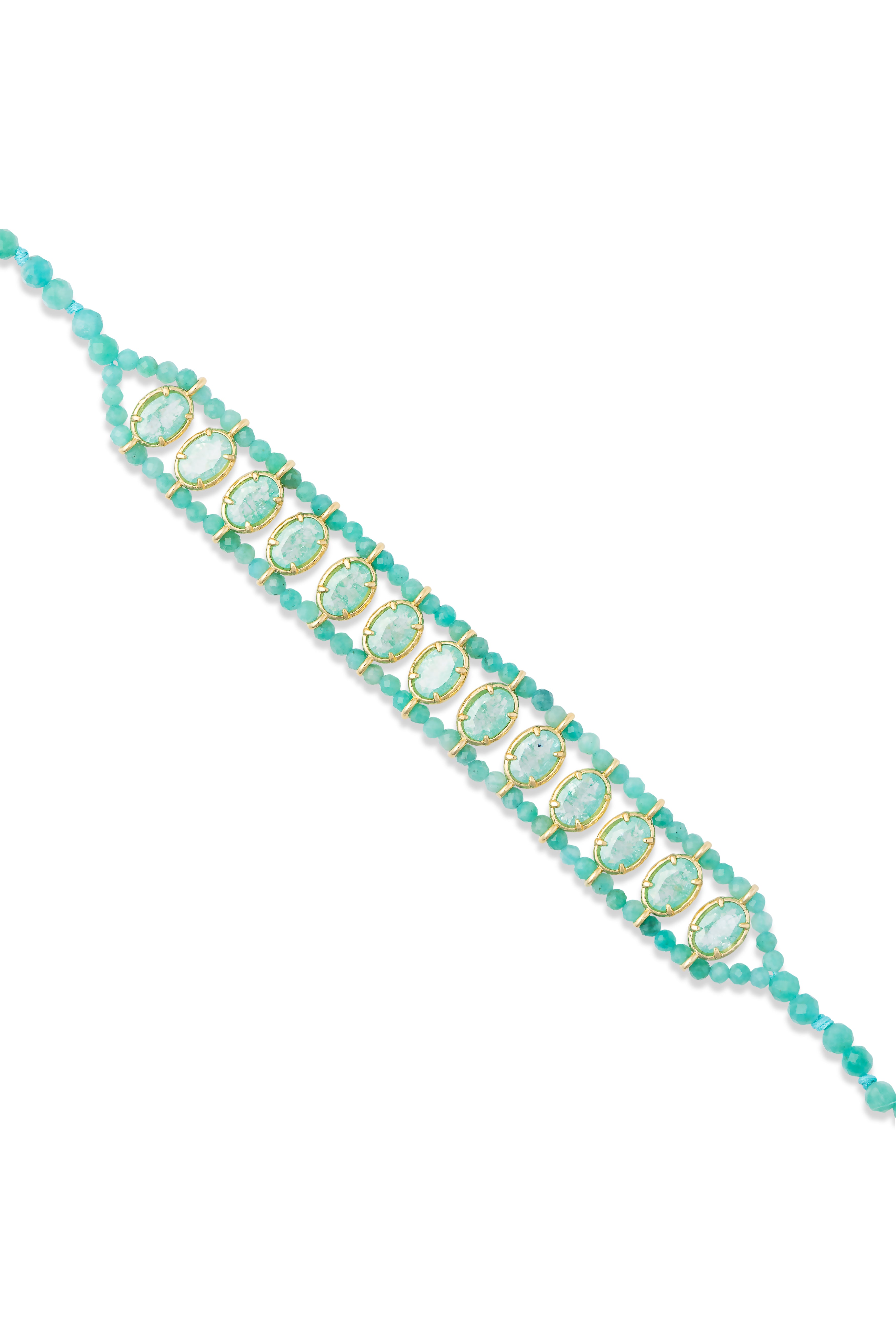 Bracelet doré Juna en amazonite composé de petites perles rondes et de pierres ovales centrales - Bijou sur fond blanc