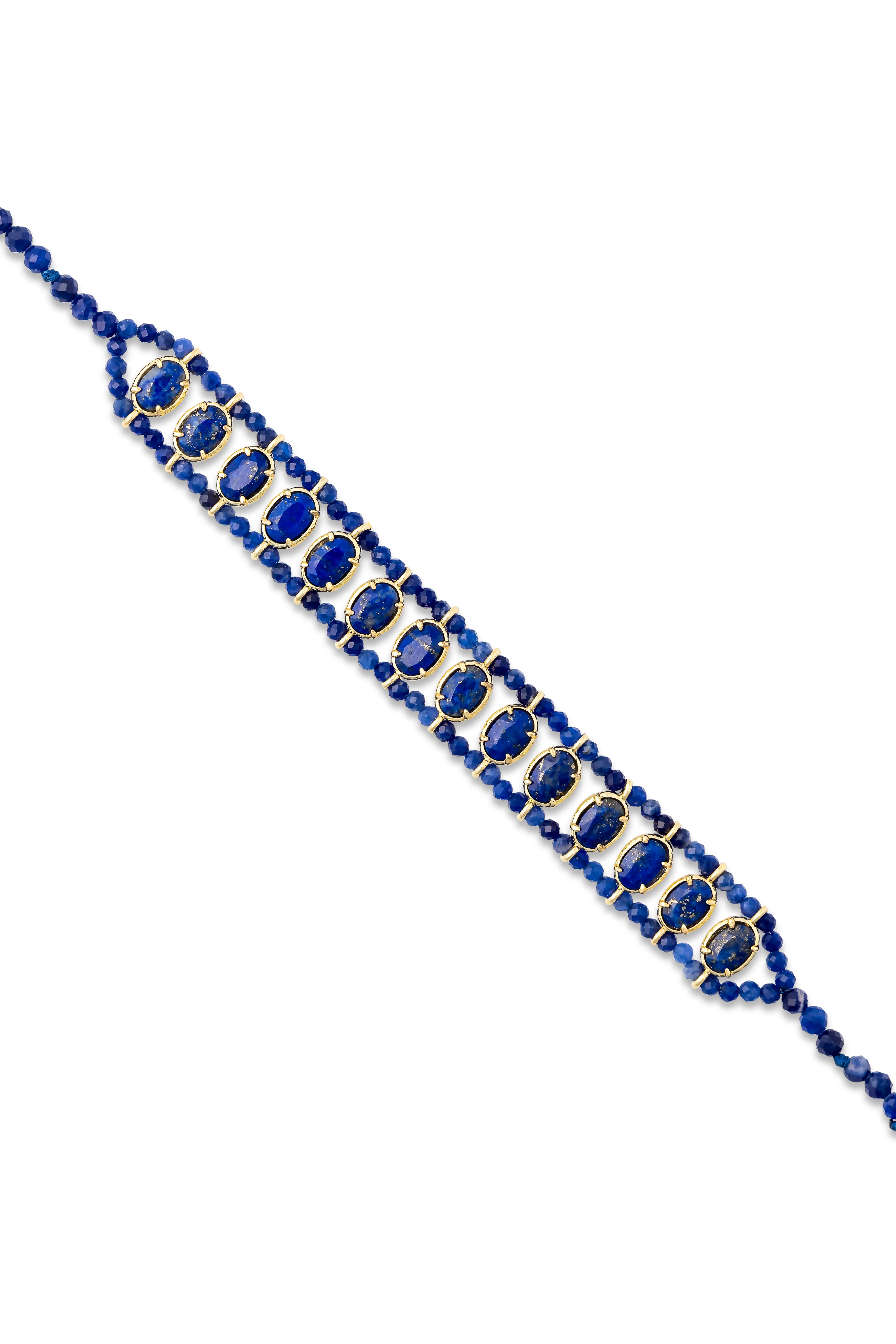 Bracelet doré Juna en lapis lazuli composé de petites perles rondes et de pierres ovales centrales - Bijou sur fond blanc
