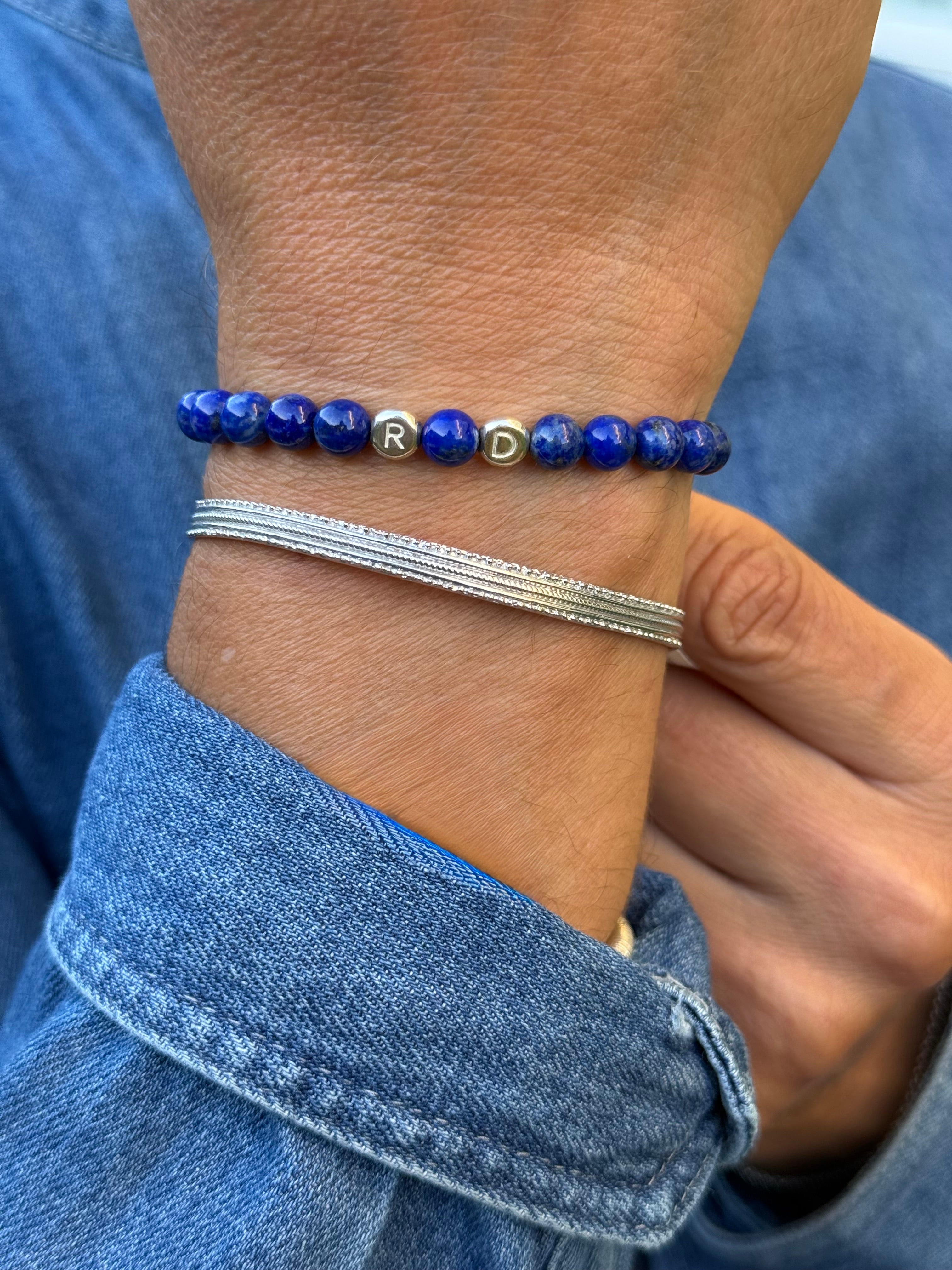 Bracelet personnalisable en perles de lapis lazuli pour perles en argent avec lettre de l’alphabet Leo - Bijou porté
