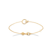 Bracelet personnalisable doré initiales et charms Kaïs - Bijou sur fond blanc