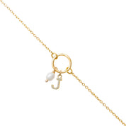 Bracelet personnalisable doré initiales et charms Thelya - Bijou sur fond blanc