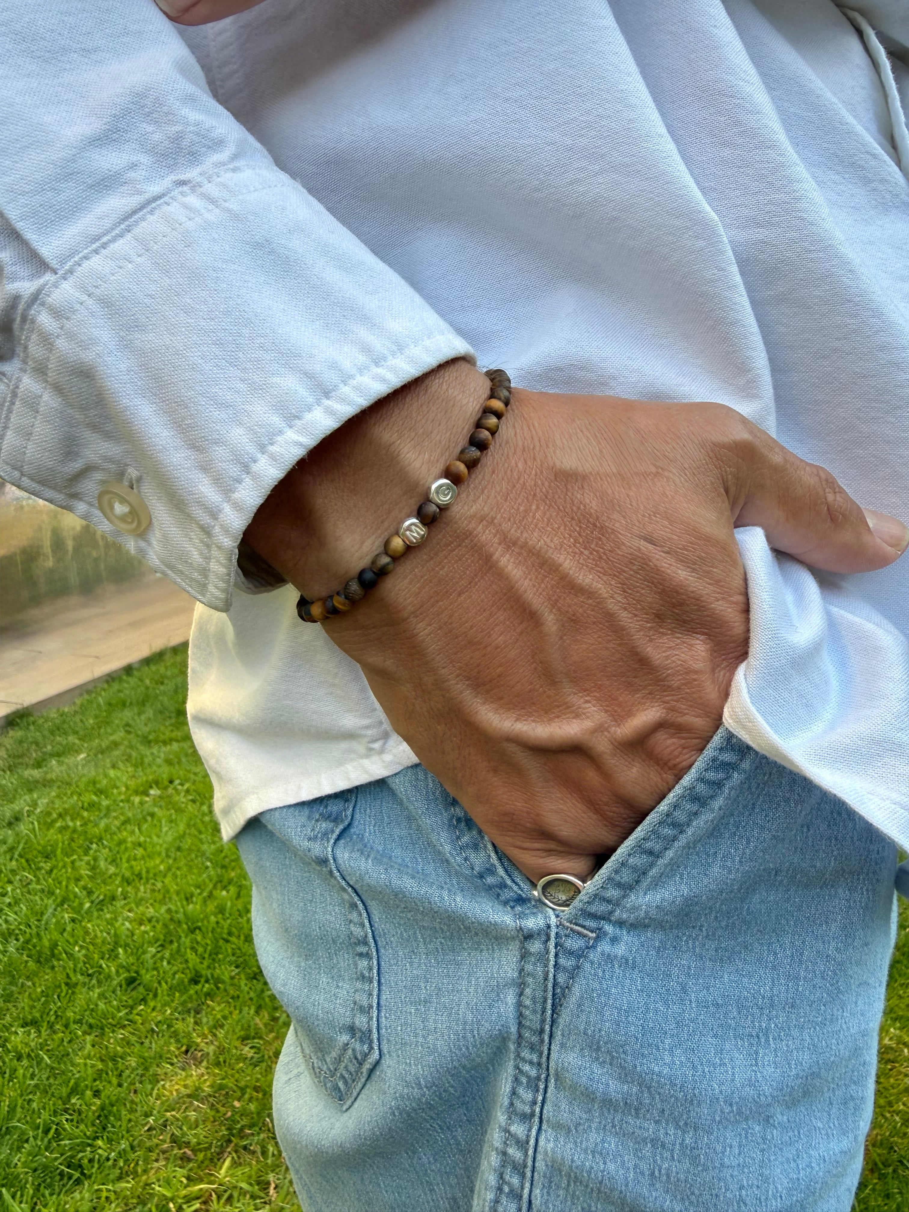 Bracelet personnalisable en perles d’œil de tigre pour perles en argent avec lettre de l’alphabet Leo 4 mm - Bijou porté