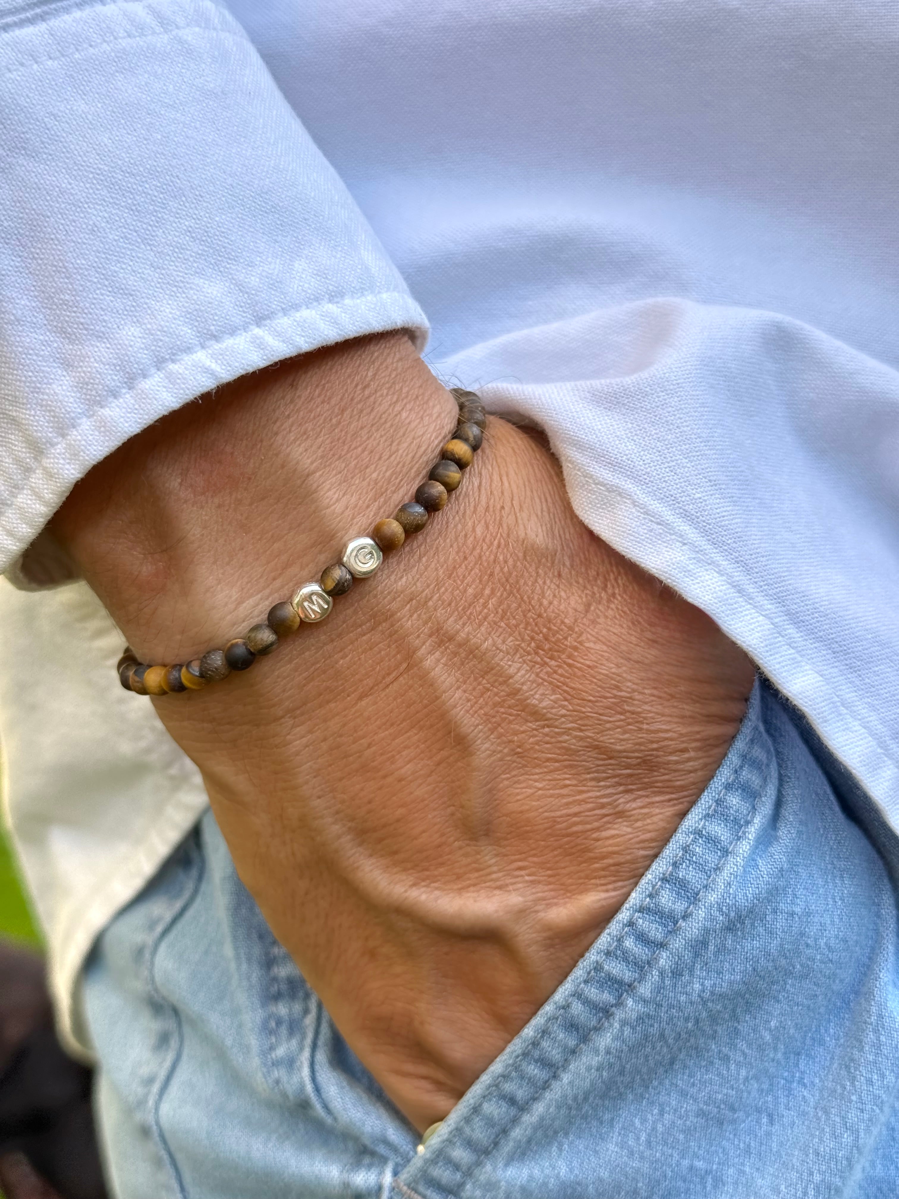 Bracelet personnalisable en perles d’œil de tigre pour perles en argent avec lettre de l’alphabet Leo 4 mm - Bijou porté