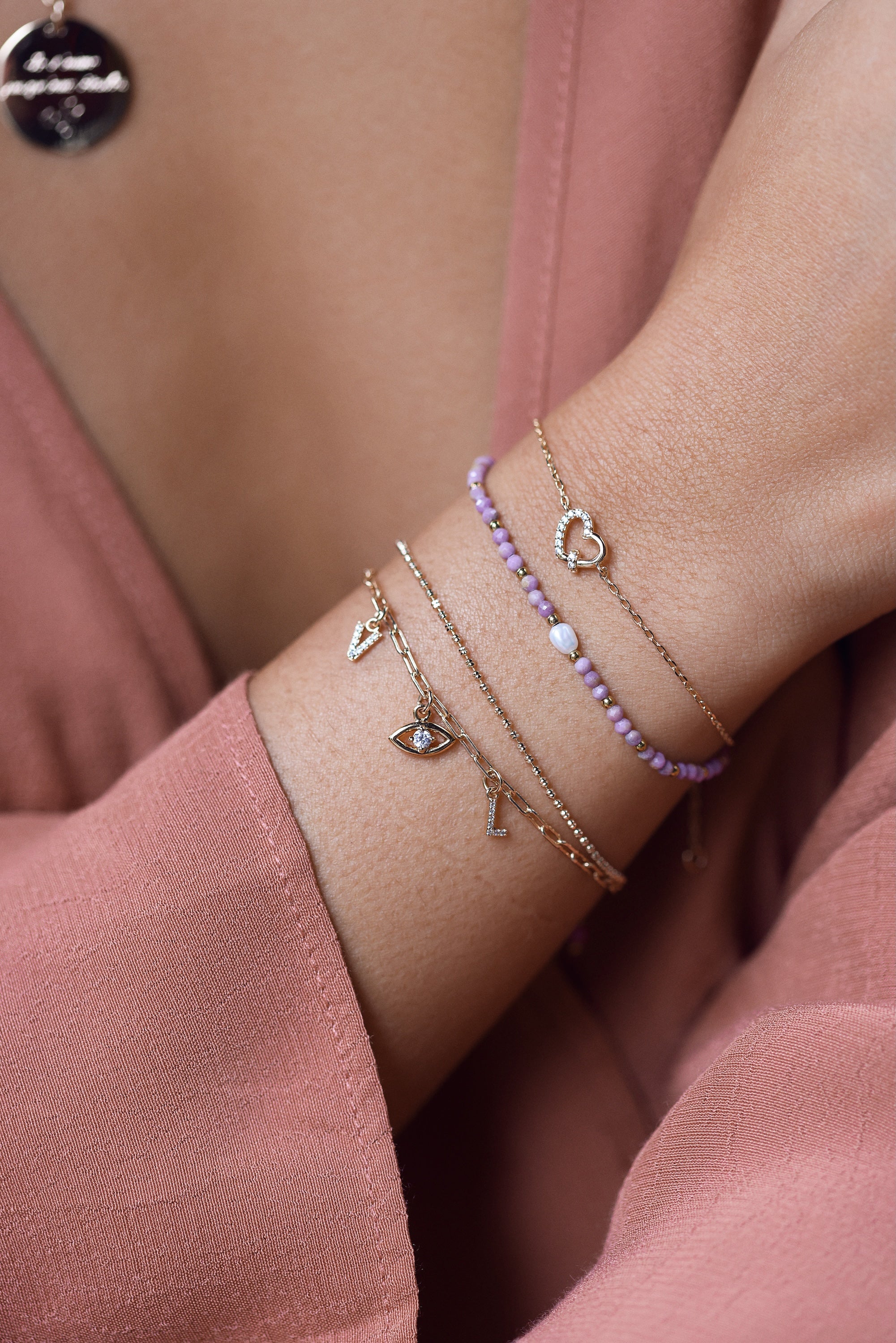 Bracelet personnalisable doré Castille maille fine orné d'un pendentif cadenas - Bijou porté