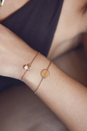 Bracelet personnalisable Alba doré chaîne fine et médaille ronde - Bijou porté